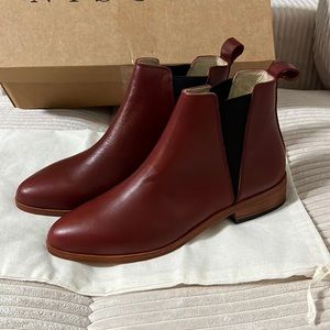 New in Box Nisolo Chelsea Boot Color Brandy Size 7 US Women’s